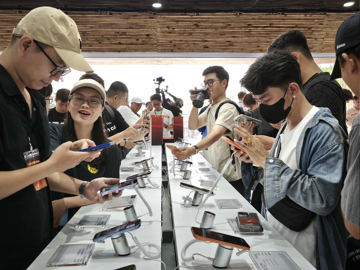 Thành công với kỷ lục 100.000 đơn đặt cọc iPhone 17, TopZone rộn ràng giao hàng và mở bán - d7e0c4ff cab7 4dbc 940c a88caf97fb72
