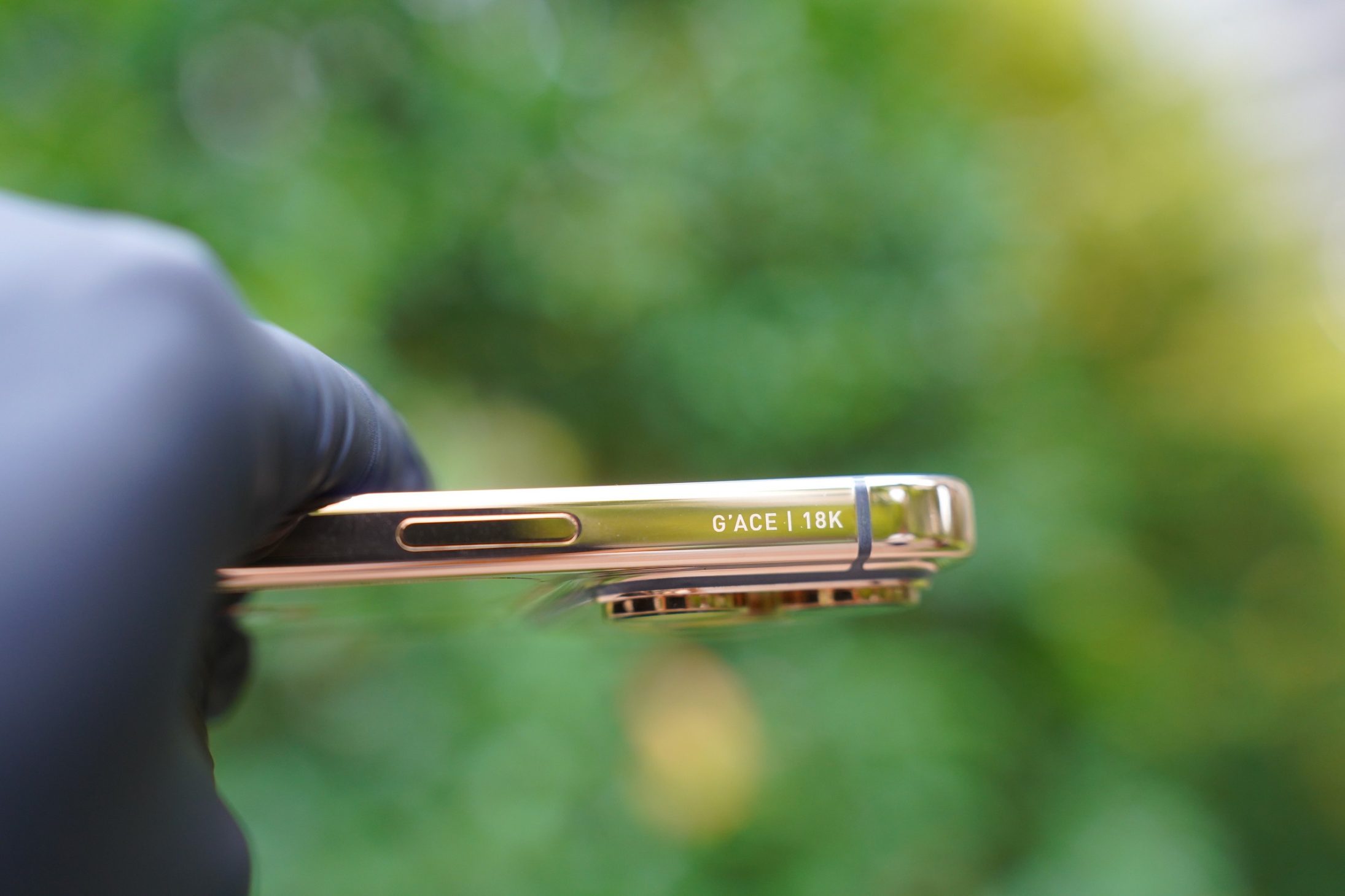 iPhone 17 Pro Max “MONARCH” mạ vàng đầu tiên thế giớiđã thành sau 33 giờ chế tác - iphone 17 pro max monarch ma vang 01