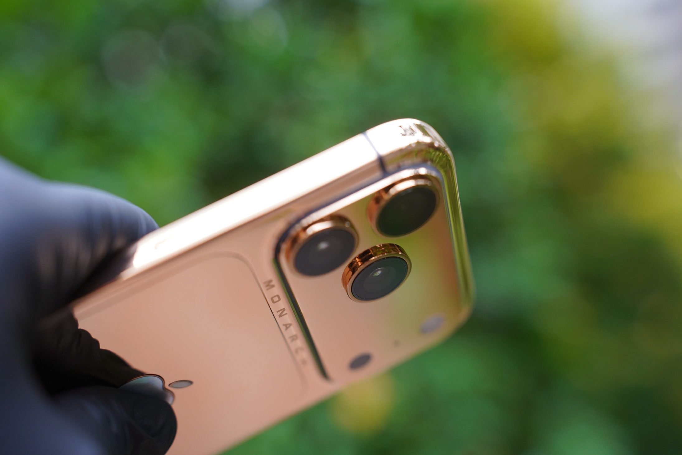 iPhone 17 Pro Max “MONARCH” mạ vàng đầu tiên thế giớiđã thành sau 33 giờ chế tác - iphone 17 pro max monarch ma vang 02