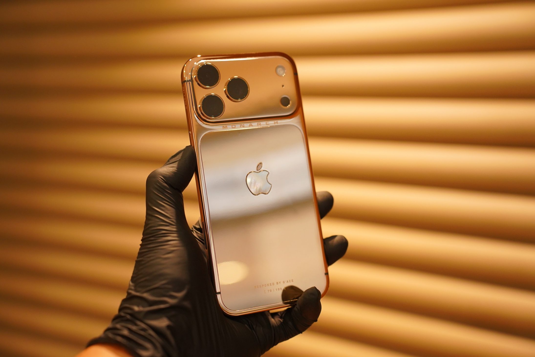 iPhone 17 Pro Max “MONARCH” mạ vàng đầu tiên thế giớiđã thành sau 33 giờ chế tác - iphone 17 pro max monarch ma vang 07