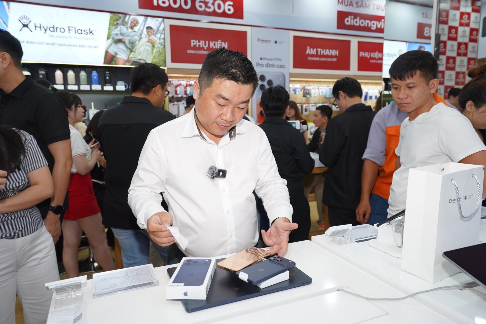Nghệ nhân Việt chế tác iPhone Air và iPhone 17 Pro Max mạ vàng đầu tiên thế giới - nha che tac thang eric che tac iphone 17 pro max ma vang 06