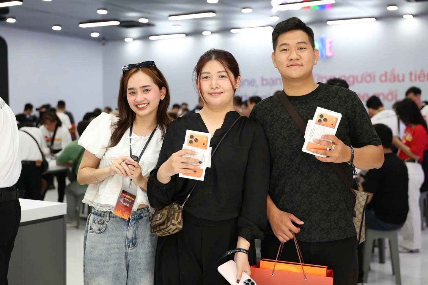 Thành công với kỷ lục 100.000 đơn đặt cọc iPhone 17, TopZone rộn ràng giao hàng và mở bán - z7027613199262 1f30c44162aee927ddbaa53ea0c0ff45