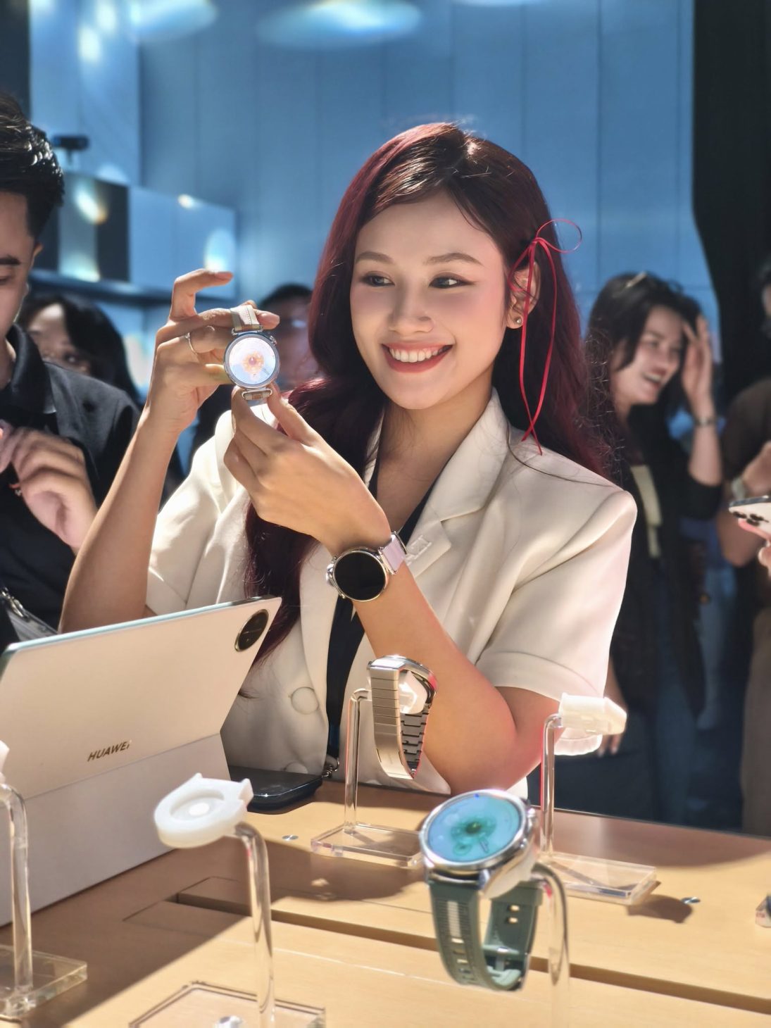 HUAWEI WATCH GT 6 Series: Thiết kế càng mê, nghe gọi qua Facebook, Zalo, chuyển tiền MoMo, chăm sóc sức khỏe toàn diện - 556848948 31742023255412366 6668368197631745651 n 1