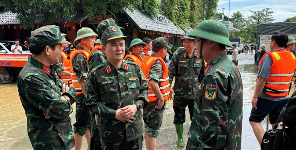 Viettel dồn quân, ứng cứu thông tin xuyên đêm tại Thái Nguyên - Anh 2 8