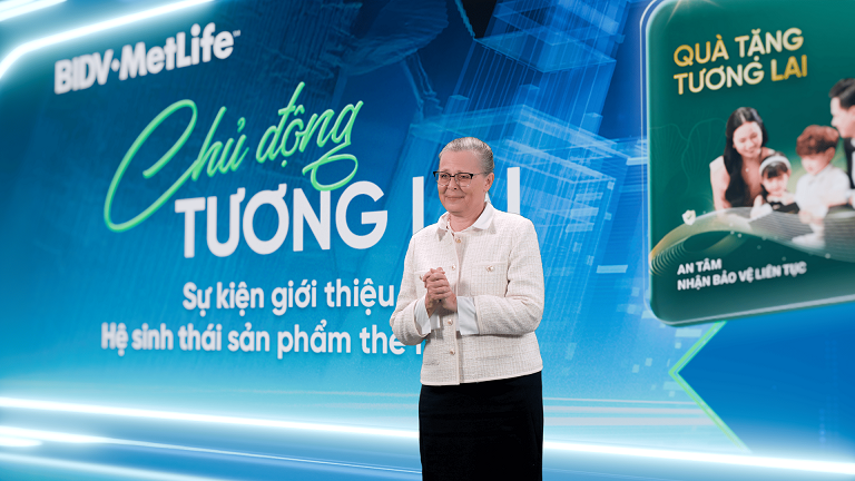 BIDV MetLife giới thiệu hệ sinh thái sản phẩm và dịch vụ linh hoạt, phục vụ đa dạng nhu cầu - Ảnh 3 Bà Elena Butarova CEO BIDV MetLife chia sẻ tại sự kiện Chủ Dộng Tương Lai