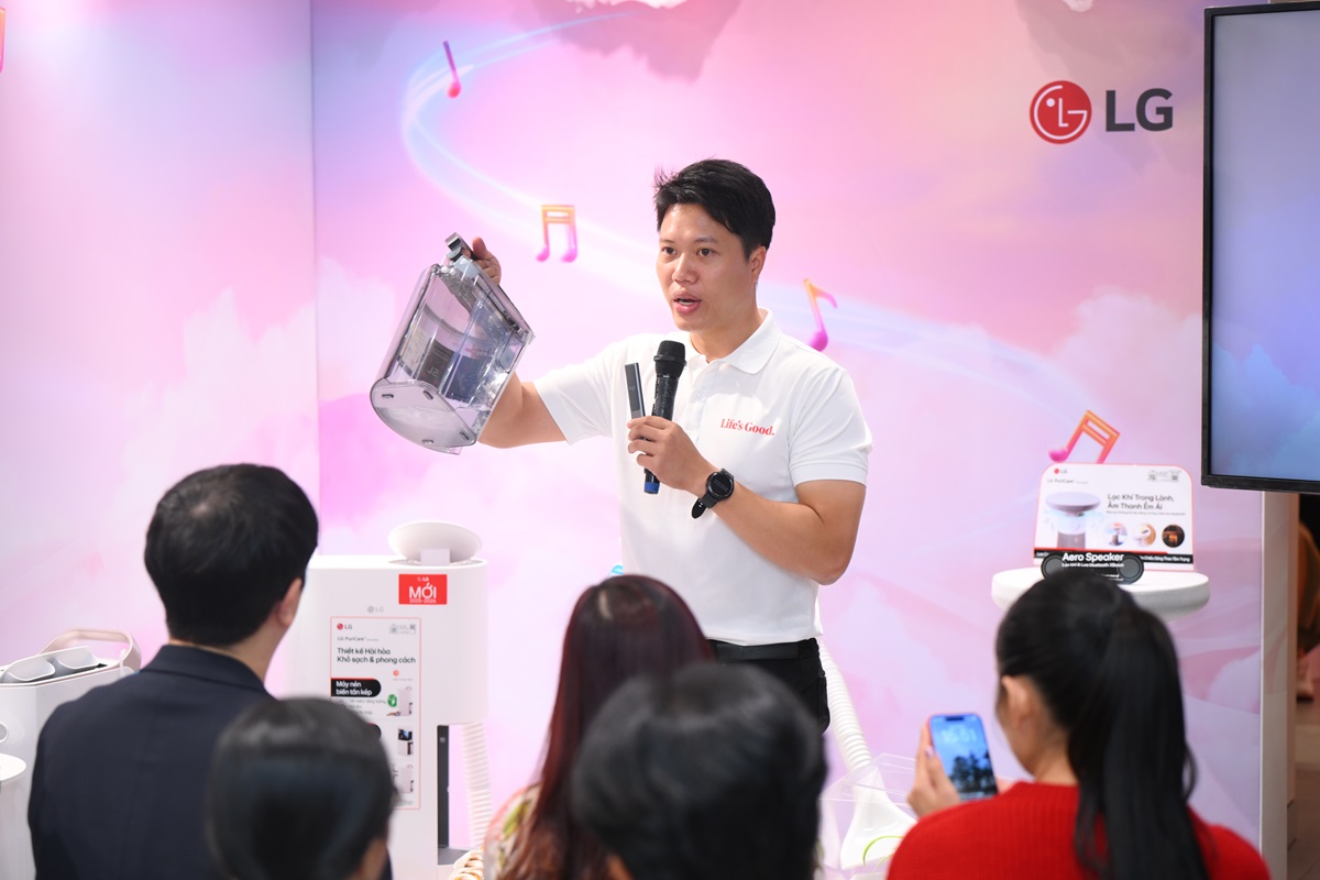 LG ra mắt máy lọc không khí PuriCare AeroSpeaker và máy hút ẩm Dual Inverter Mojave đa nhiệm thế hệ mới - Binh chua nuoc trong suot co tay cam chong ro ri de thao lap bang mot tay