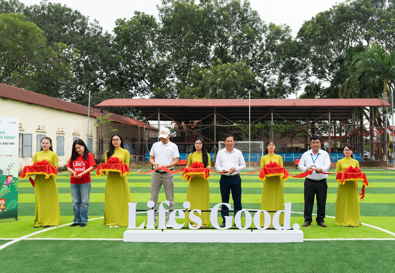 Sân bóng “Hạt giống Tài năng” do LG Electronics Việt Nam tài trợ đã khánh thành 1 Sân bóng “Hạt giống Tài năng” do LG Electronics Việt Nam tài trợ đã khánh thành - CHI03074