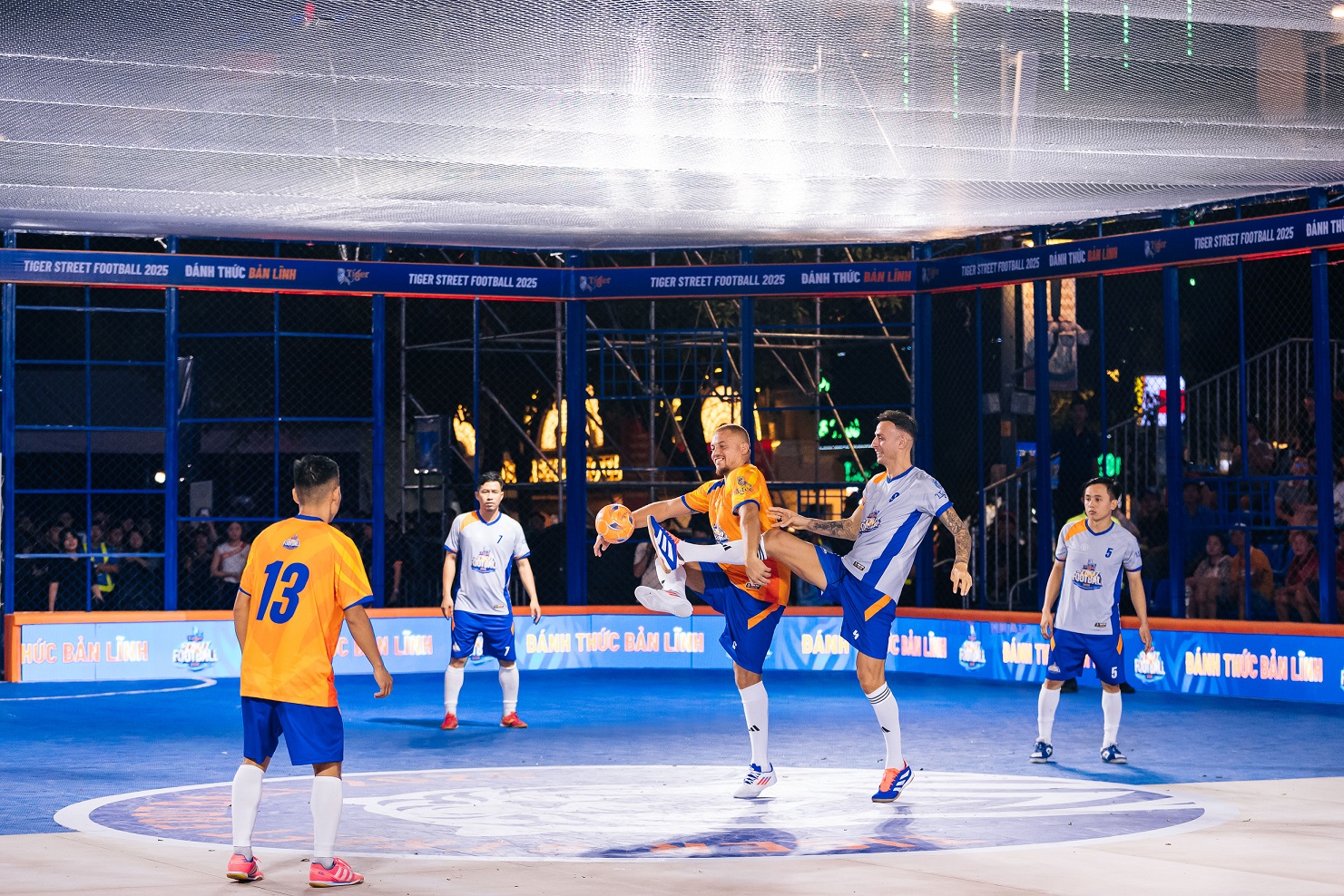 Tiger Street Football 2025, đại diện miền Trung lên ngôi vô địch toàn quốc - Ca Dimitar Berbatov va Wes Brown deu vo cung phan khich truoc the thuc Giao bong ban linh tu Tiger Street Football 2025