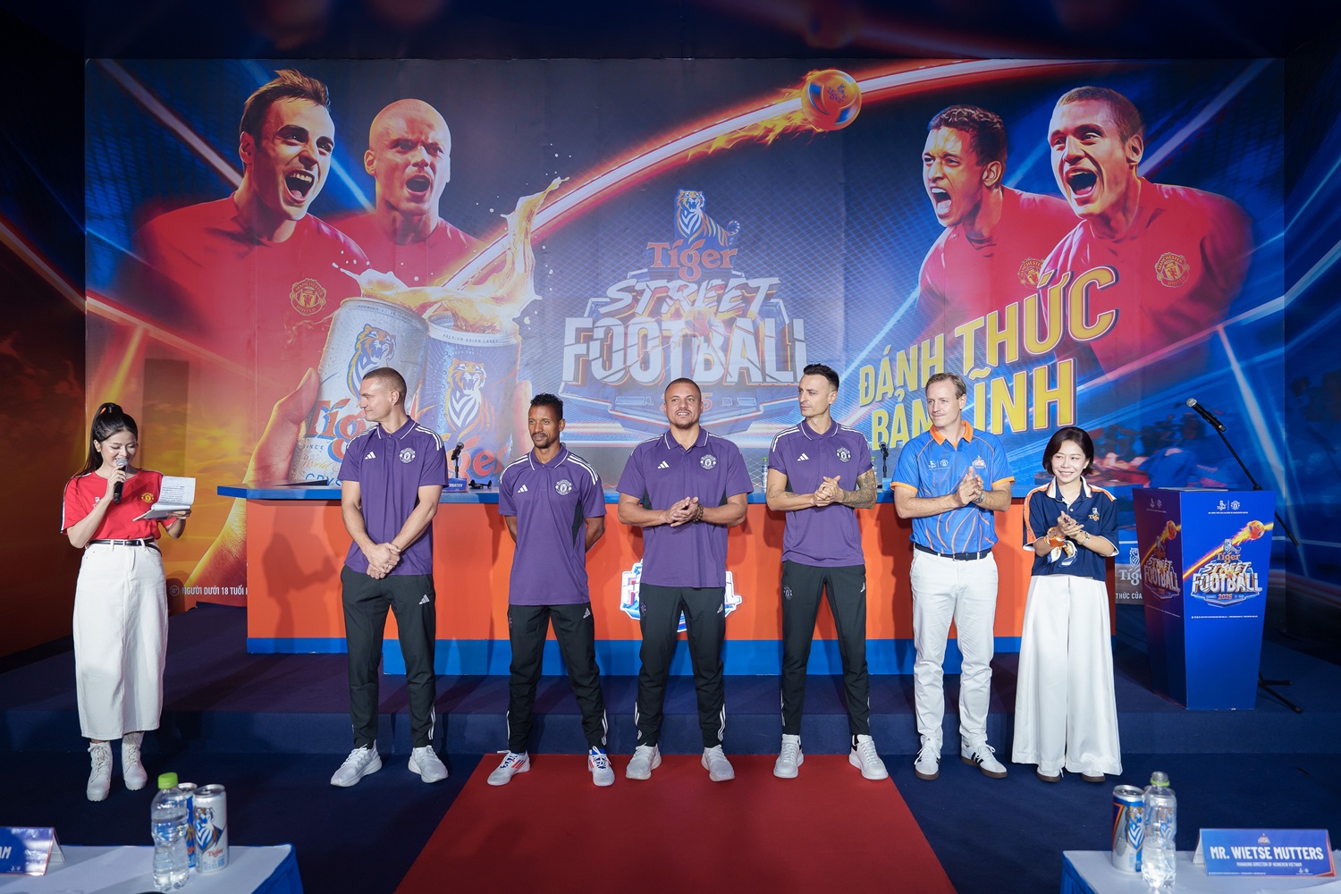 4 danh thủ Manchester United đến Việt Nam, dẫn dắt các đội bóng trong hành trình bất tận Tiger Street Football 2025 - Cac dai dien Tiger Beer cung cac huyen thoai Manchester United tai su kien Hop bao