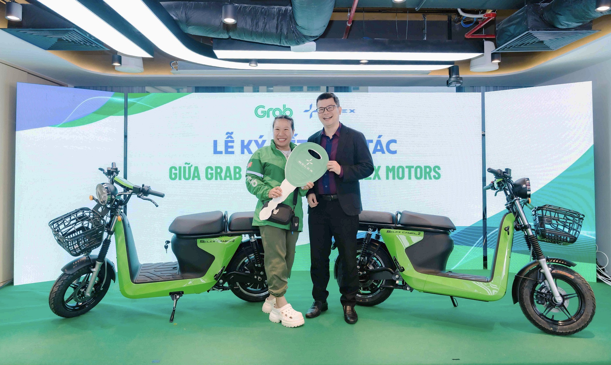 Grab Việt Nam và Selex ký thỏa thuận hợp tác phát triển giao thông xanh - Dối tác tài xế Grab may mắn nhận dược voucher ưu dãi mua xe máy diện