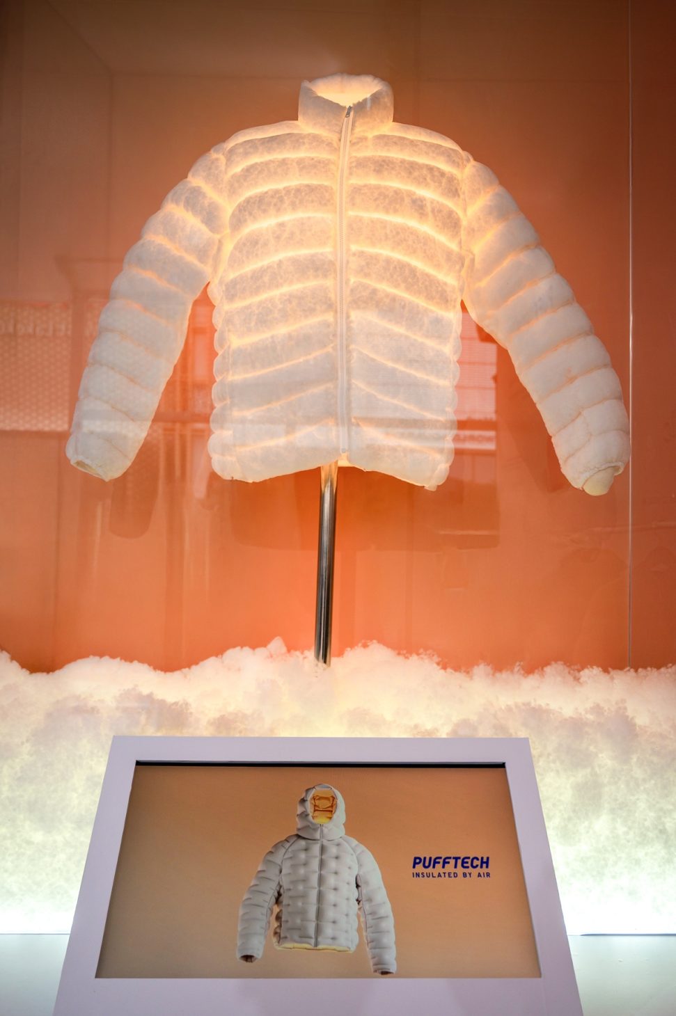 UNIQLO ra dòng áo giữ nhiệt HEATTECH pha Cashmere cùng áo khoác chần bông PUFFTECH, 2 đại sứ thương hiệu cực ngầu - Khu vuc trung bay dong san pham ao khoac chan bong PUFFTECH voi cong nghe soi Nhat Ban Am ma Nhe