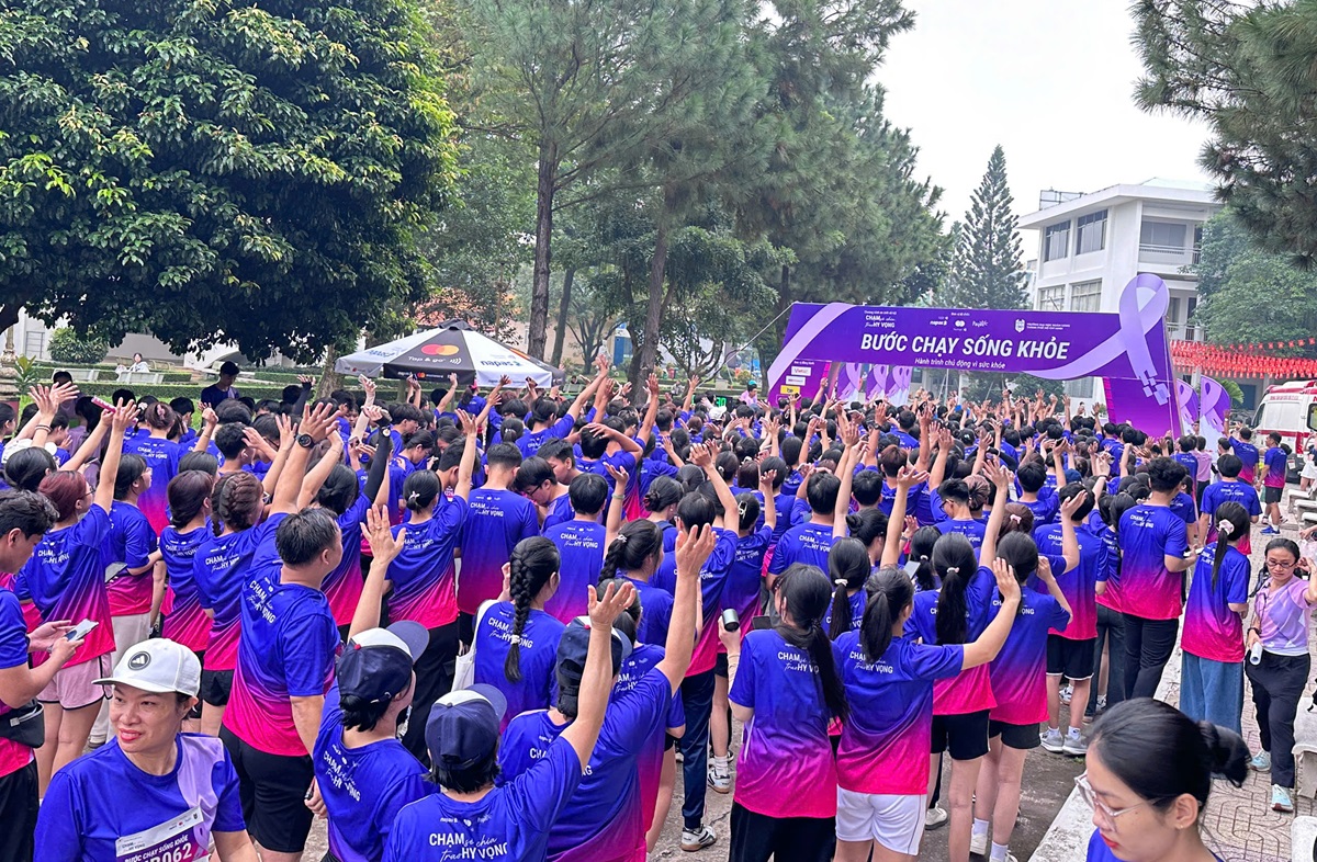 NAPAS, Mastercard và Payoo trao tặng gói tầm soát ung thư và xét nghiệm HPV cho 2.010 phụ nữ yếu thế - Sinh viên DH Ngân Hàng tham gia chương trình Bước Chạy Sống Khoẻ 20