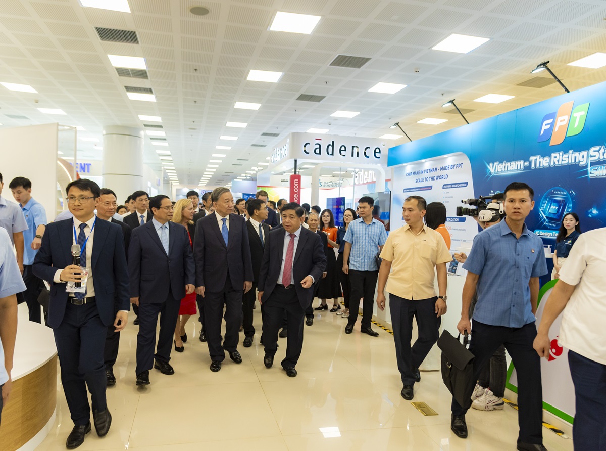 FPT bắt tay đối tác Nhật Bản và NIC thúc đẩy đổi mới sáng tạo trong y tế - TBT Thu tuong tham quan gian hang FPT