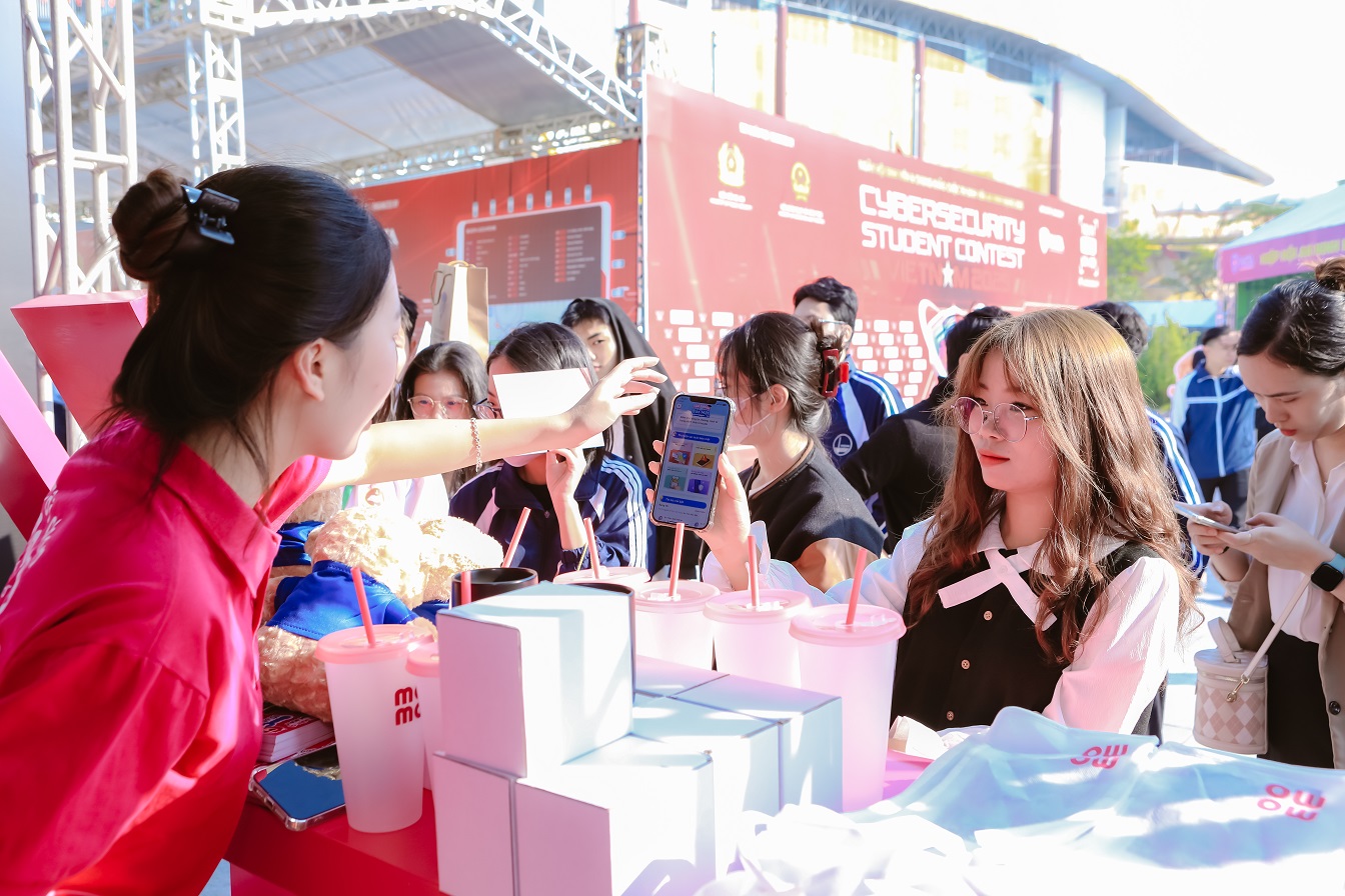 MoMo đồng hành cùng cuộc thi an ninh mạng cho sinh viên, mong muốn không gian tài chính số an toàn - 2. Gian hang MoMo tai Ngay hoi Sinh vien