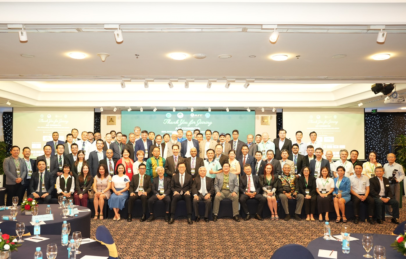 AIT CONNECTS 2025: Hội thảo quốc tế về Trí tuệ thật, Tự động hóa thật và Tác động thật - Ban Co Van gom Giao Su Huynh Ngoc Phien va cac Giao Su khac cung Cong Dong Cuu Sinh Vien AIT hien dong cac vai tro then chot trong cac linh vuc va nganh nghe ket noi tri tue Viet vuon tam Quoc Te