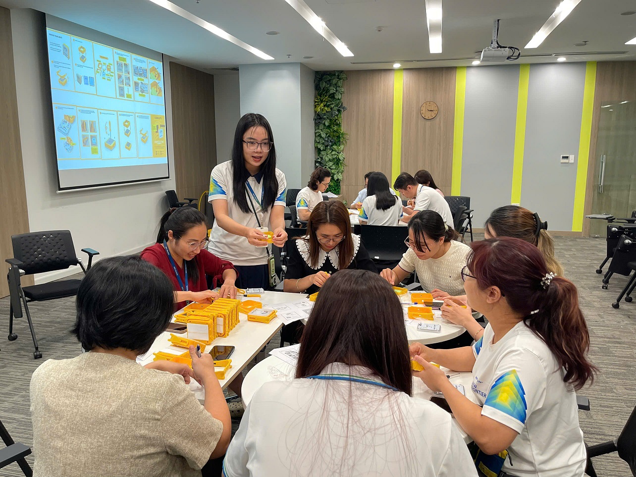 BIDV MetLife triển khai nhiều sáng kiến về giáo dục, năng lượng và phát triển bền vững năm 2025 - Chương trình lắp ráp dèn năng lượng mặt trời gửi tặng các em nhỏ tại các khu vực miền núi