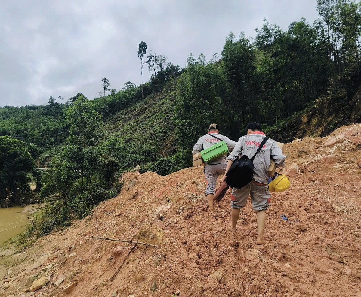 Viettel đã kích hoạt toàn bộ hệ thống ứng phó bão số 13 ở cấp độ cao nhất, đảm bảo liên lạc thông suốt 1 Viettel đã kích hoạt toàn bộ hệ thống ứng phó bão số 13 ở cấp độ cao nhất, đảm bảo liên lạc thông suốt - Hon 1000 can bo ky thuat da duoc tang cuong san sang co dong ung cuu 1