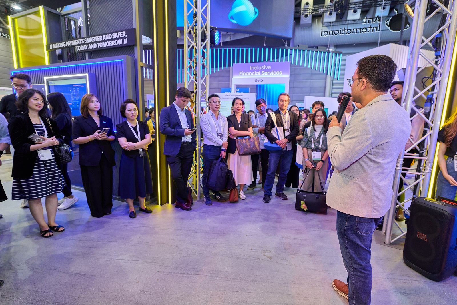 Visa Accept, giải pháp hỗ trợ doanh nghiệp nhỏ tại Việt Nam, do Visa hợp tác cùng Ngân hàng Sacombank, Vietcombank và VPBank ra mắt - Khach tham gia trai nghiem tai booth Visa