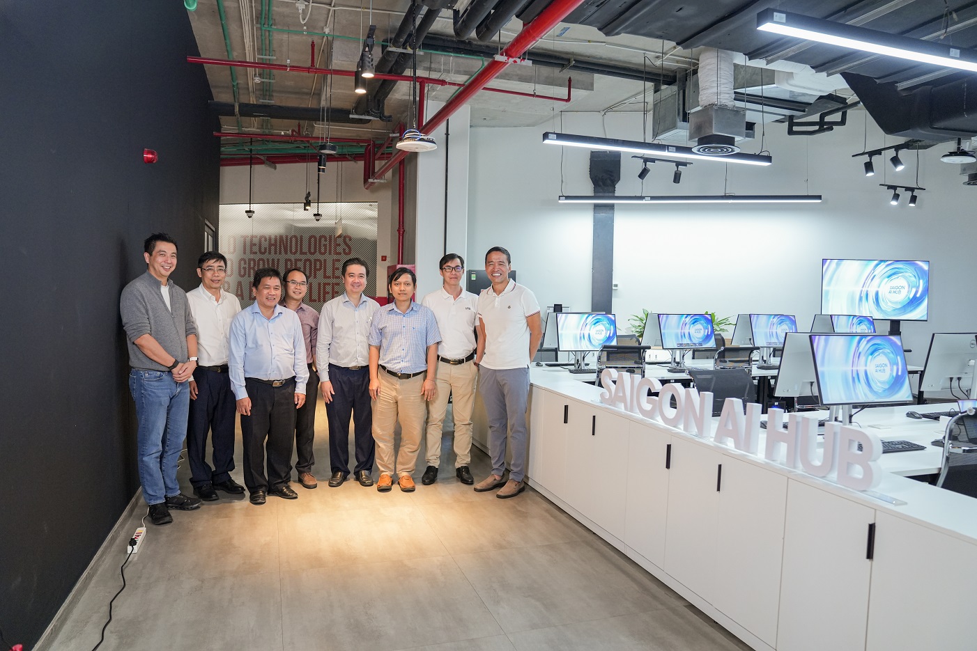 VNG và ĐHQG TPHCM ra mắt không gian nghiên cứu AI mở đầu tiên - Saigon AI Hub 1 VNG và ĐHQG TPHCM ra mắt không gian nghiên cứu AI mở đầu tiên - Saigon AI Hub - Lanh dao DHQG HCM va VNG cat bang khai truong Saigon AI Hub