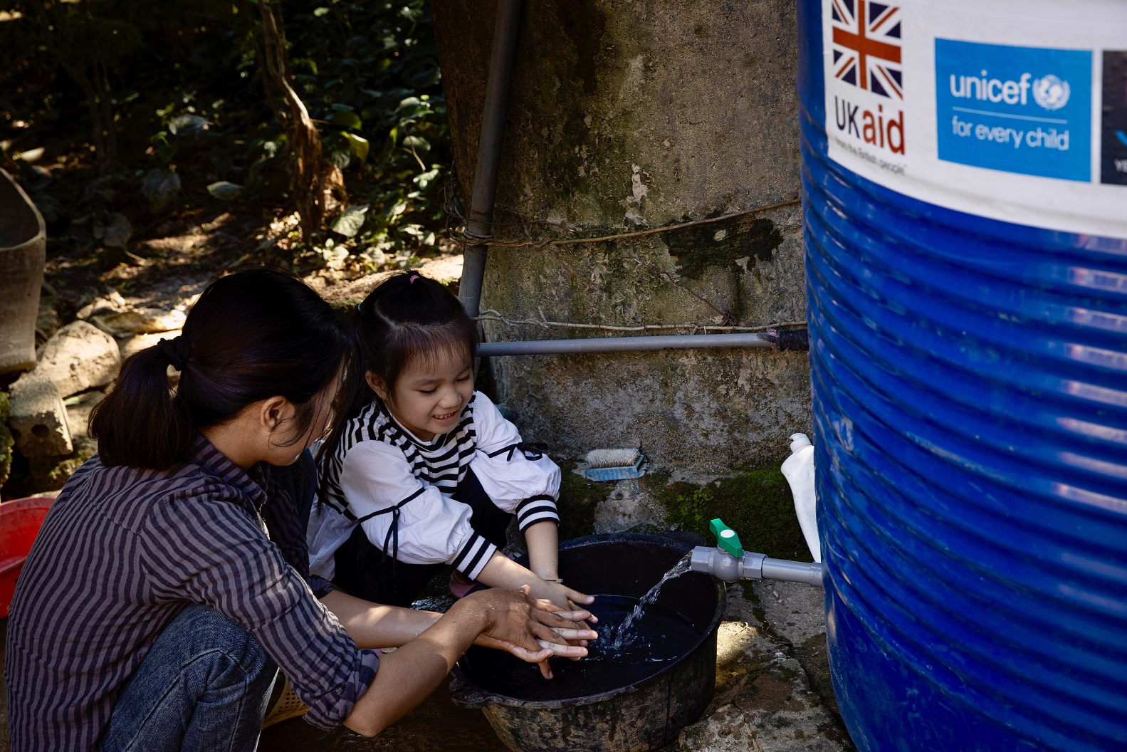 Vương quốc Anh tăng thêm 300 ngàn bảng Anh hỗ trợ, giúp Việt Nam khắc phục hậu quả bão lũ 1 Vương quốc Anh tăng thêm 300 ngàn bảng Anh hỗ trợ, giúp Việt Nam khắc phục hậu quả bão lũ - STUG1089