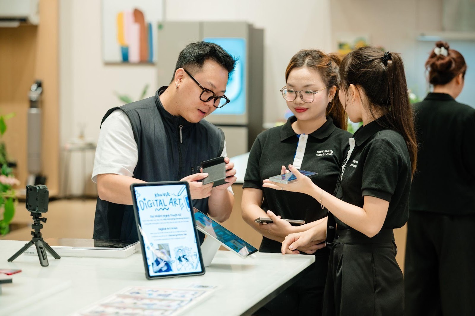 Ưu đãi lớn nhân dịp khu trải nghiệm mua sắm cao cấp Samsung West Lake tròn một tuổi - image 19