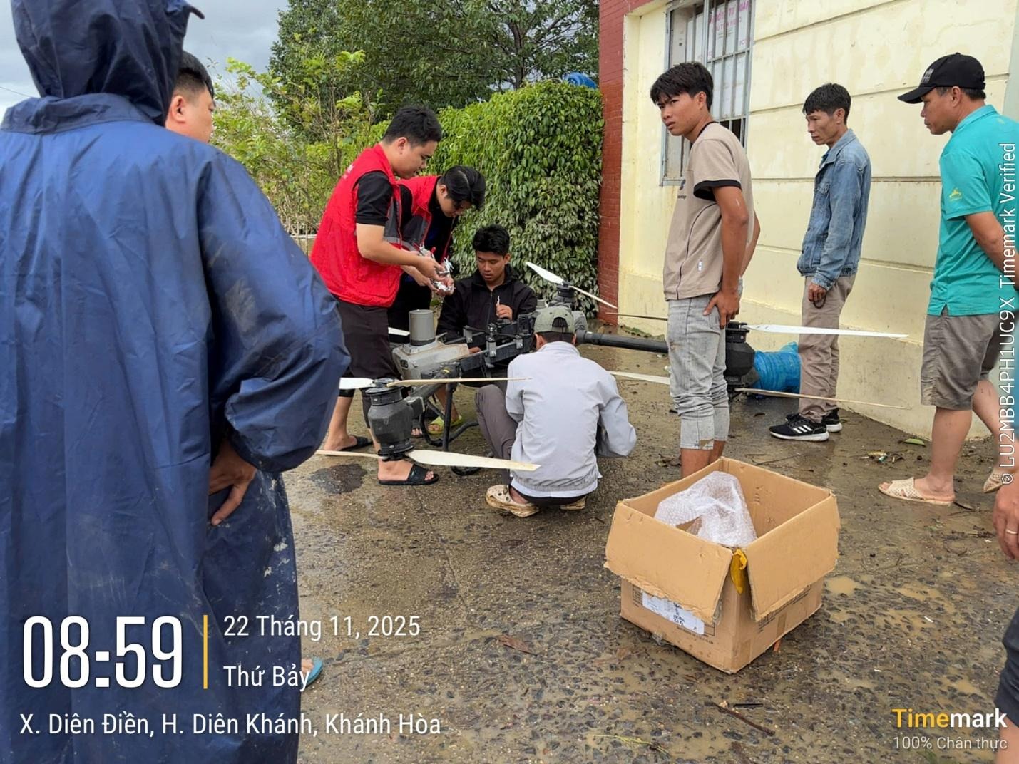 Viettel giữ mạch thông tin trong lũ dữ, cộng tiền vào tài khoản để người dân vùng bị cô lập gọi, nhắn tin và vào mạng - image 80