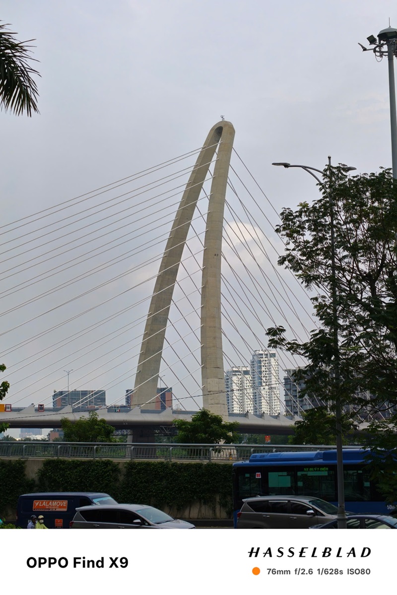 Trải nghiệm OPPO Find X9 màu Đỏ: Siêu phẩm nhiếp ảnh, cao thủ kết nối, thoải mái giao tiếp dù không biết ngoại ngữ - z7212644754777 bd4e9ee318182e141dfc05c99734224b