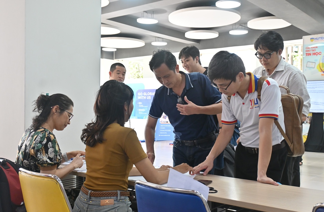 Sắp diễn ra cuộc thi: OLP’25, OlpAI’25, Procon và ICPC Asia HoChiMinh 2025 - nơi hội tụ các sinh viên CNTT-AI xuất sắc nhất - 595159555 1382652227086252 4000646521865186361 n