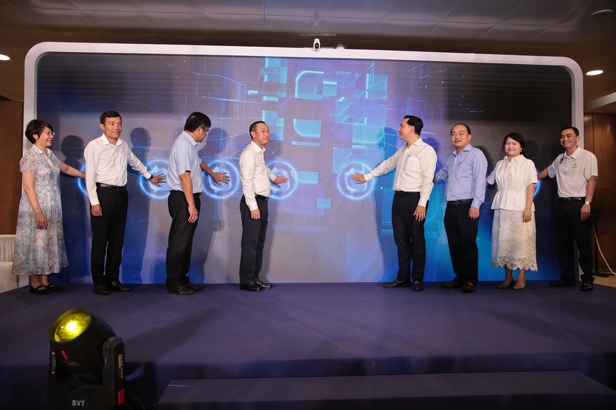 Độc đáo Ngày hội Công nghệ số Thủ Đức 2025 tổ chức ngay tại Ga Metro, khuyến khích người dân lên tàu đến tham quan - 8C0A6511