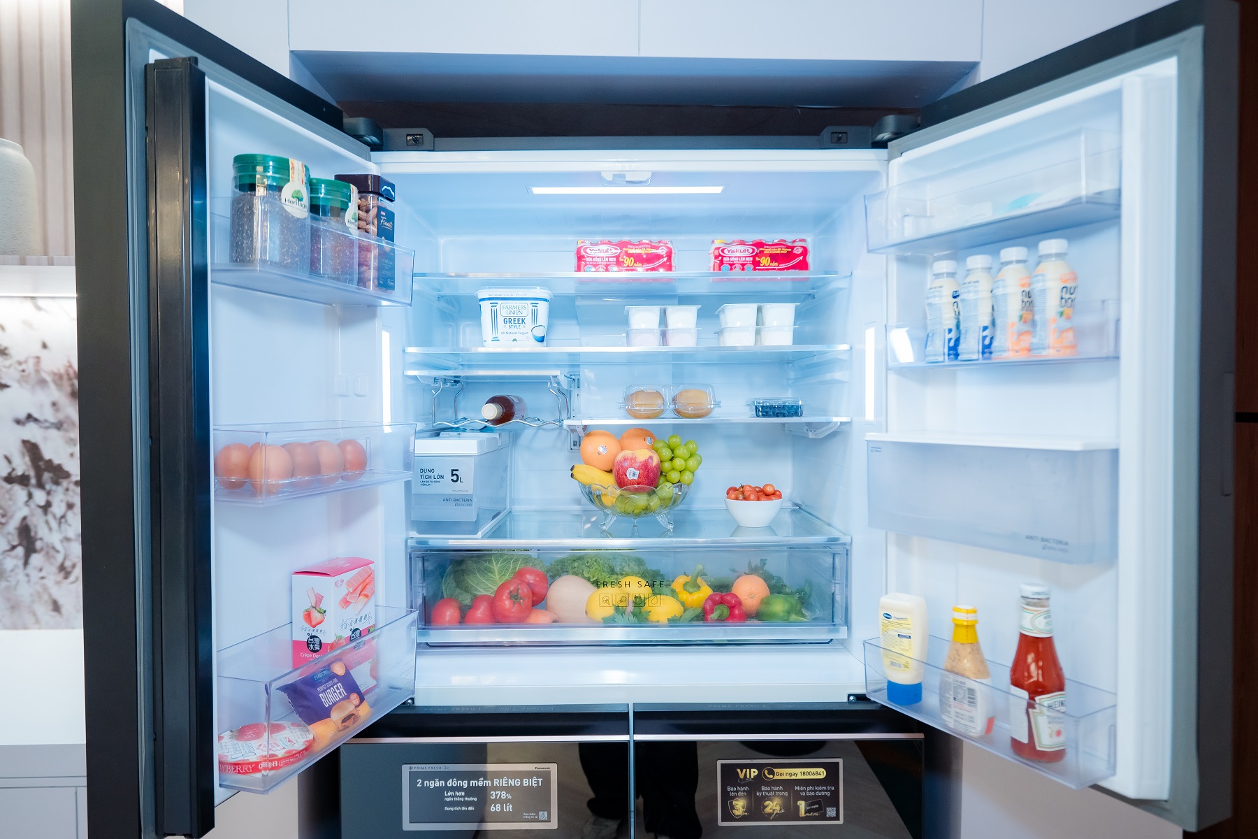 Loạt sản phẩm gia dụng, đặc biệt là tủ lạnh nhiều cánh của Panasonic, gây ấn tượng cho một gian bếp trong mơ - Ben trong tu lanh Prime voi ngan dong mem doi