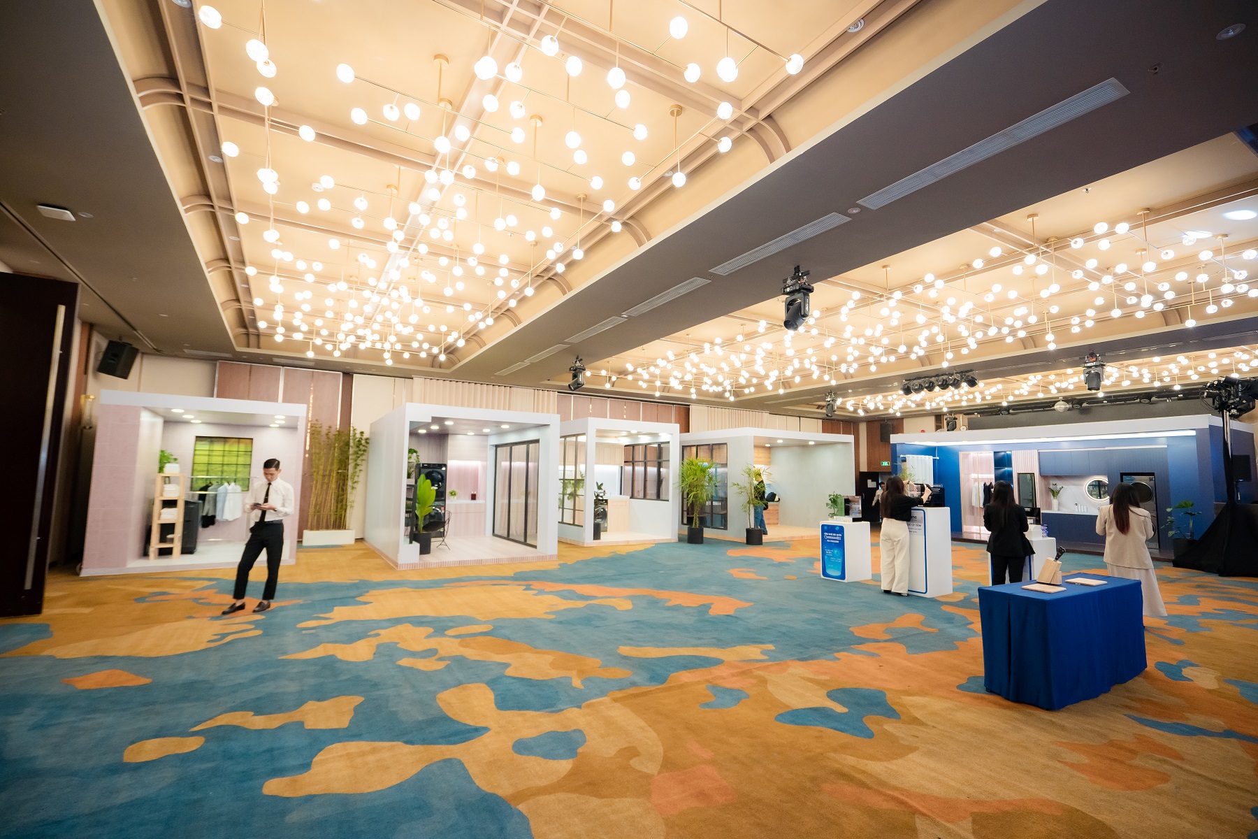 Loạt sản phẩm gia dụng, đặc biệt là tủ lạnh nhiều cánh của Panasonic, gây ấn tượng cho một gian bếp trong mơ - Cac khu vuc trung bay san pham