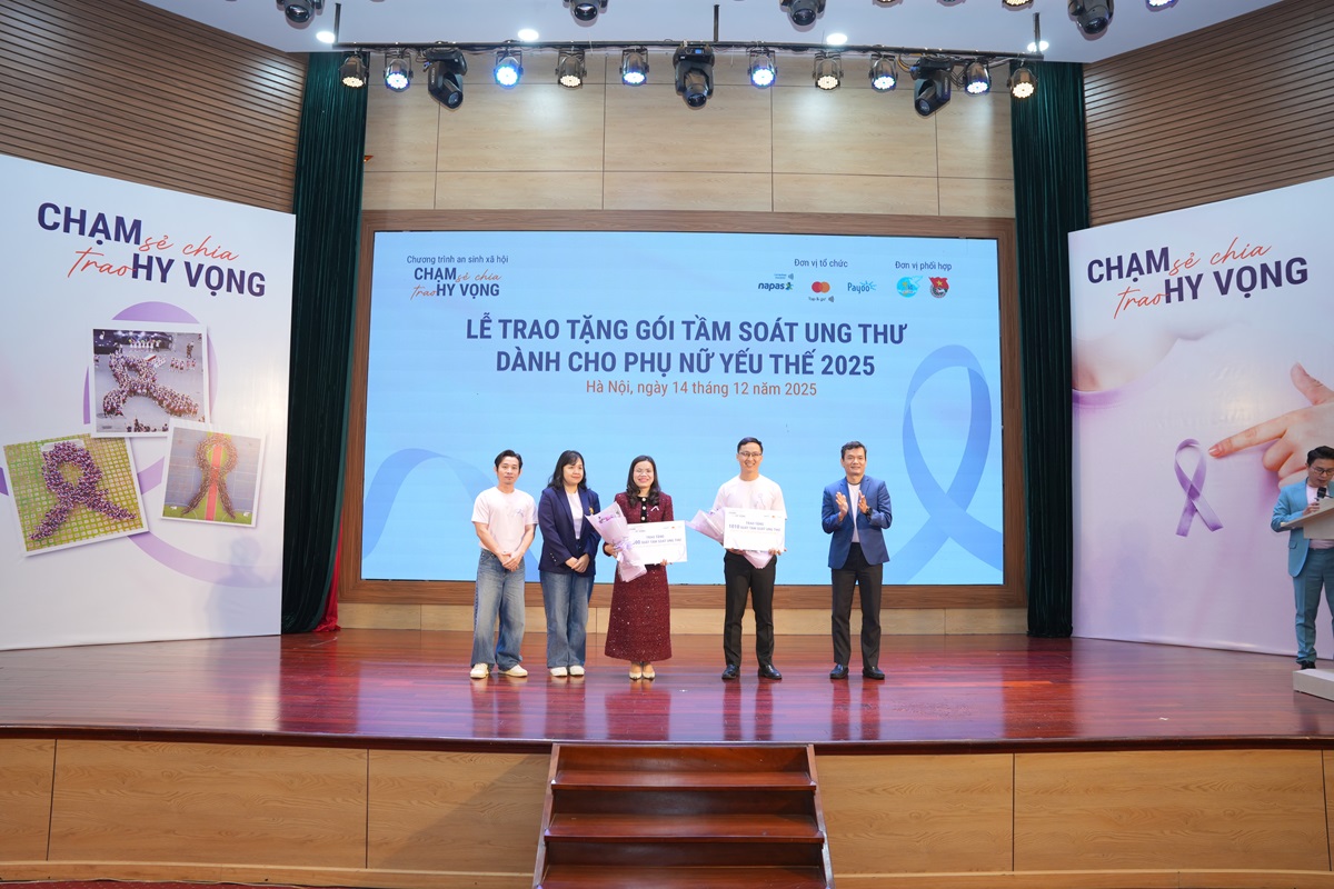 Lễ trao tặng 2.010 suất tầm soát ung thư miễn phí và "gian hàng 0 đồng" cho phụ nữ yếu thế 2 Lễ trao tặng 2.010 suất tầm soát ung thư miễn phí và "gian hàng 0 đồng" cho phụ nữ yếu thế - Cham se chia Trao hy vong trao suat tam soat ung thu cho phu nu yeu the 10