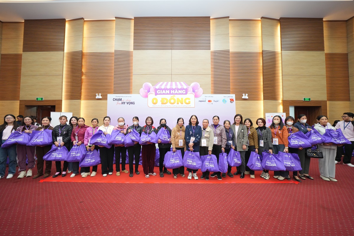 Lễ trao tặng 2.010 suất tầm soát ung thư miễn phí và "gian hàng 0 đồng" cho phụ nữ yếu thế 5 Lễ trao tặng 2.010 suất tầm soát ung thư miễn phí và "gian hàng 0 đồng" cho phụ nữ yếu thế - Cham se chia Trao hy vong trao suat tam soat ung thu cho phu nu yeu the 19