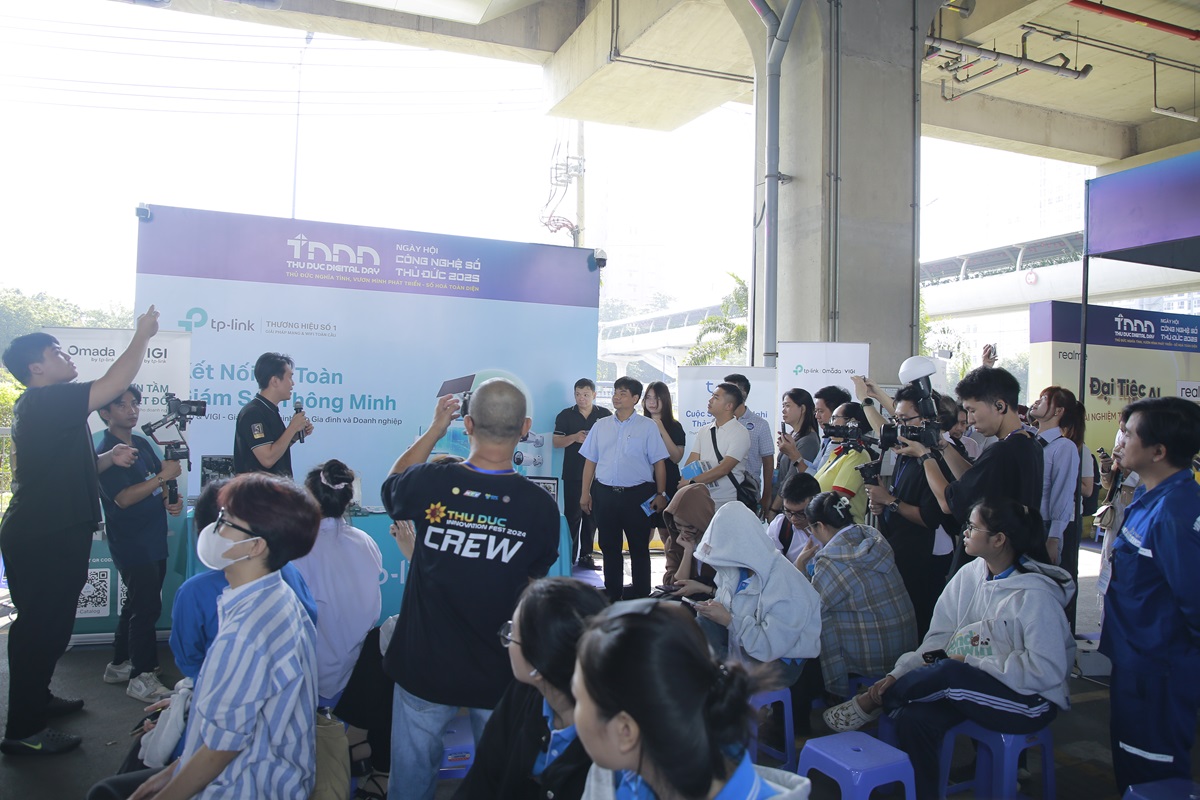 Độc đáo Ngày hội Công nghệ số Thủ Đức 2025 tổ chức ngay tại Ga Metro, khuyến khích người dân lên tàu đến tham quan - E7A7888