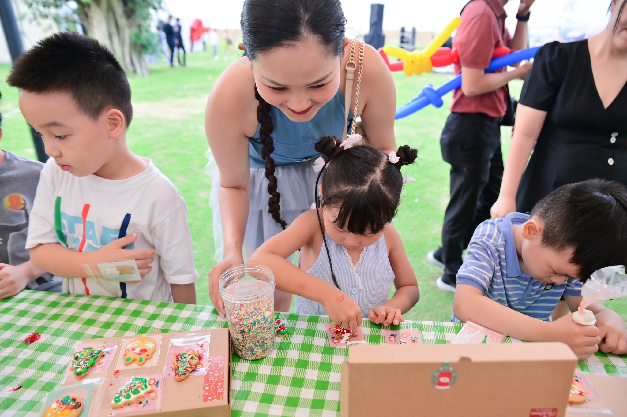 LumiFesti Saigon 2025 – Tưng bừng hoạt động Giáng Sinh miễn phí tại Dinh Độc Lập   - Hinh anh cac be nho thich thu trai nghiem workshop trang tri banh tai su kien