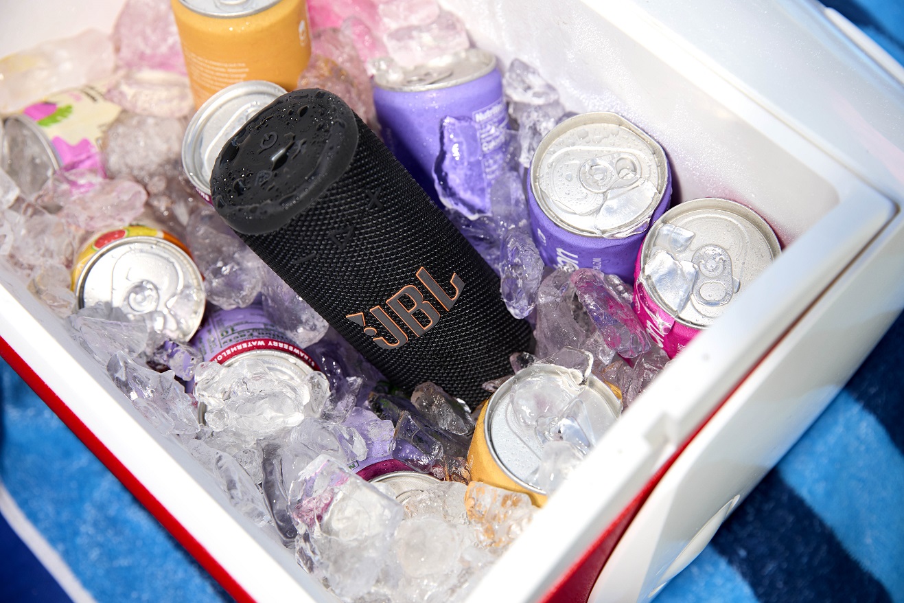 JBL Grip, loa di động nhỏ nhắn, chịu được mọi áp lực, cất tiếng mạnh mẽ 4 JBL Grip, loa di động nhỏ nhắn, chịu được mọi áp lực, cất tiếng mạnh mẽ - JBL GRIP LIFESTYLE COOLER 4W8A0968 1