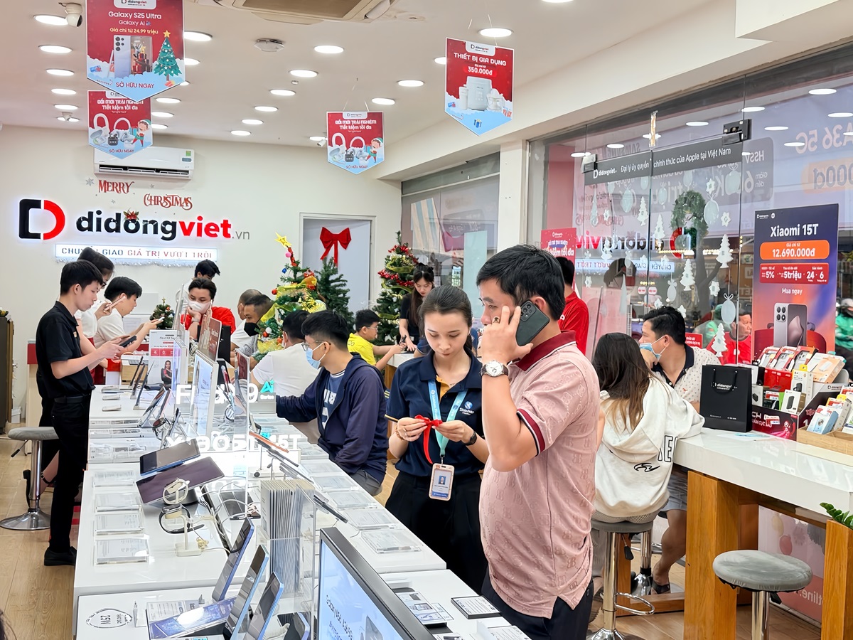 Săn deal công nghệ đón Giáng sinh: Mua 1 tặng 1, iPhone 17 Pro chỉ từ 33,99 triệu đồng - Khach hang mua sam tai cua hang