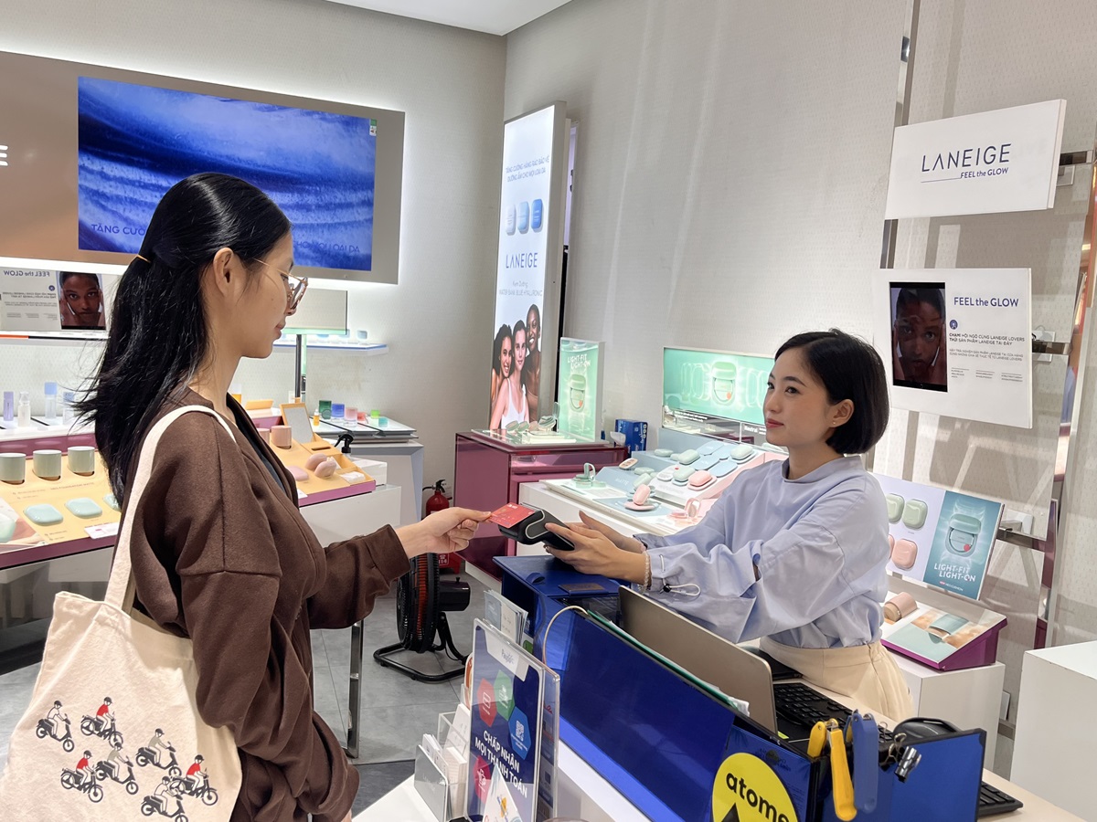 NAPAS, Mastercard và Payoo phối hợp triển khai khuyến mãi toàn quốc, giảm tiền trực tiếp trên mỗi giao dịch thanh toán không tiếp xúc 1 NAPAS, Mastercard và Payoo phối hợp triển khai khuyến mãi toàn quốc, giảm tiền trực tiếp trên mỗi giao dịch thanh toán không tiếp xúc - Khach hang thanh toan cham the tren may POS Payoo 3