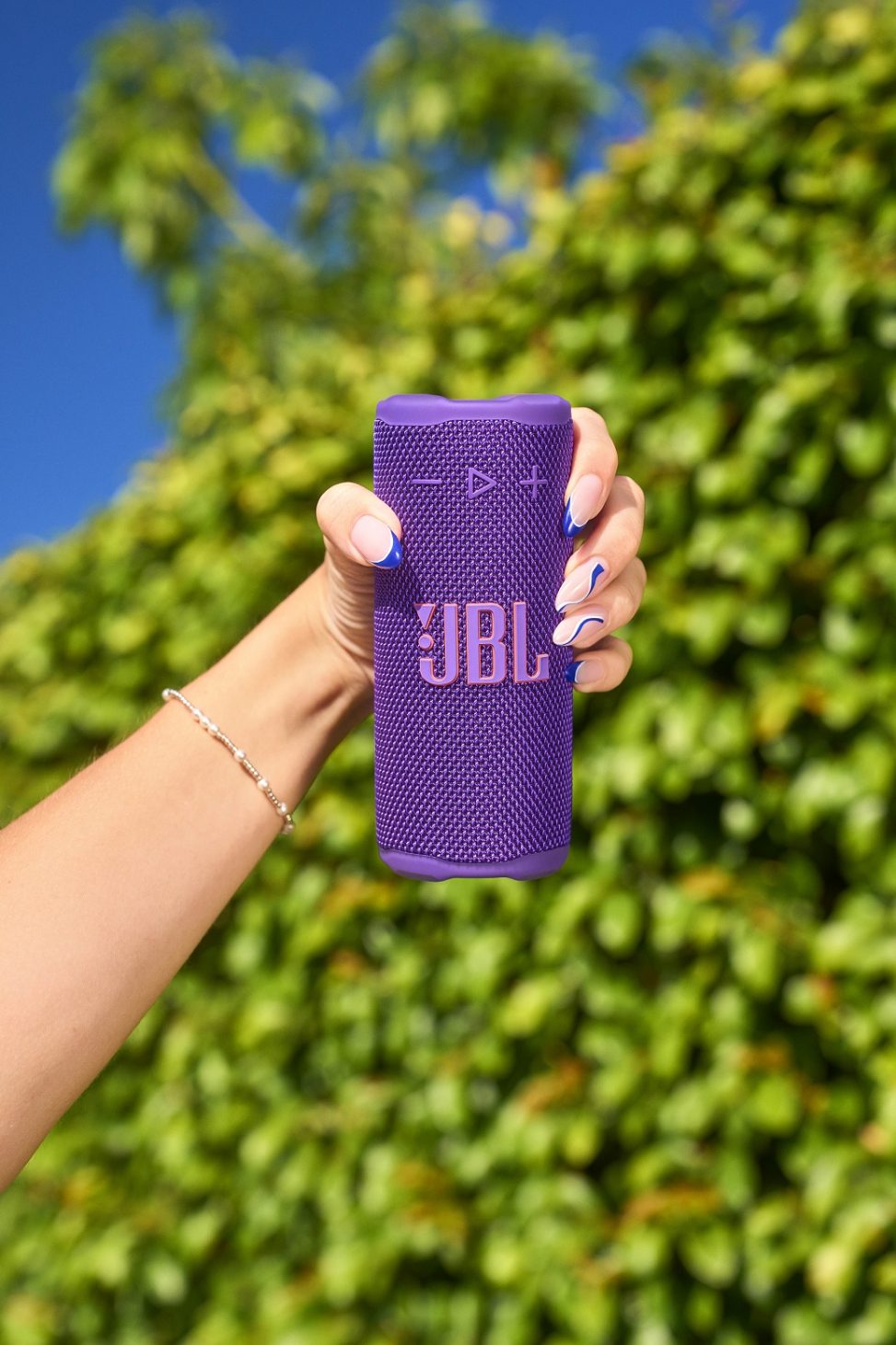 JBL Grip, loa di động nhỏ nhắn, chịu được mọi áp lực, cất tiếng mạnh mẽ 1 JBL Grip, loa di động nhỏ nhắn, chịu được mọi áp lực, cất tiếng mạnh mẽ - LS JBL GRIP LIFESTYLE POOL DSC08892 x1