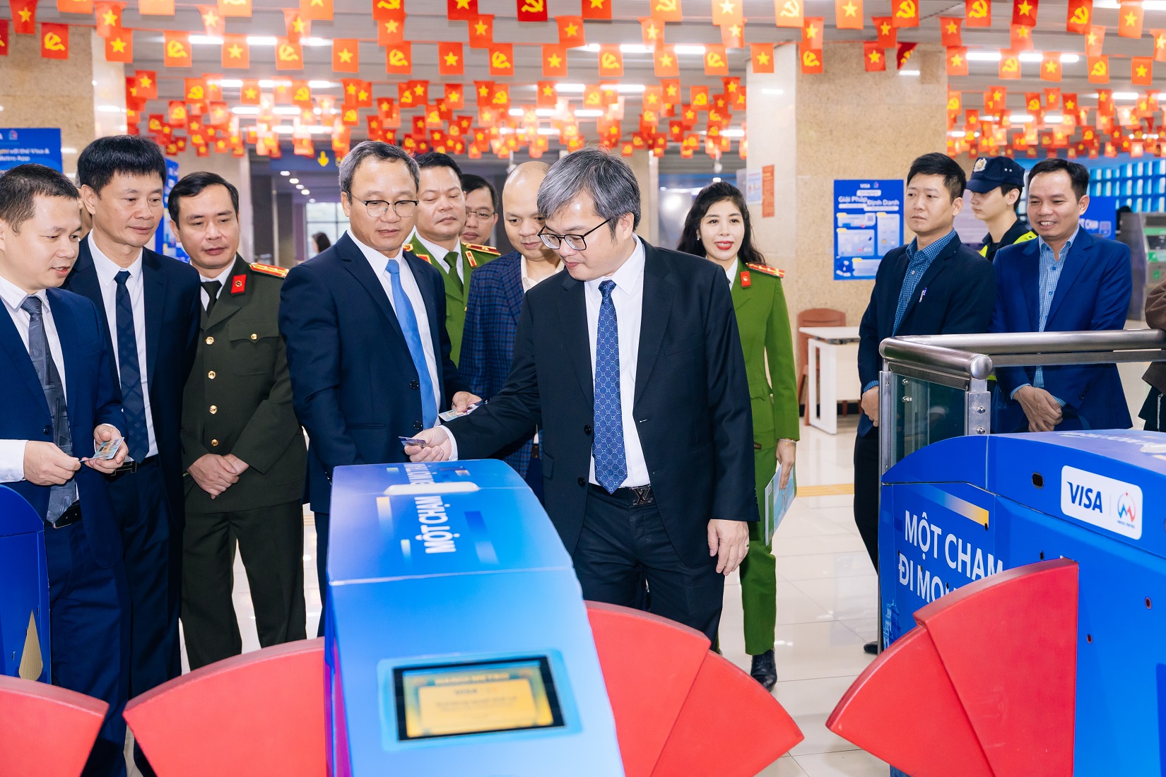 Giải pháp “chạm để di chuyển” đầu tiên của Visa tại Hà Nội, khởi hành trên tuyến Metro 2A (Cát Linh – Hà Đông - Lãnh dạo các Cơ quan Dại biểu chạm thẻ thanh toán tại cổng