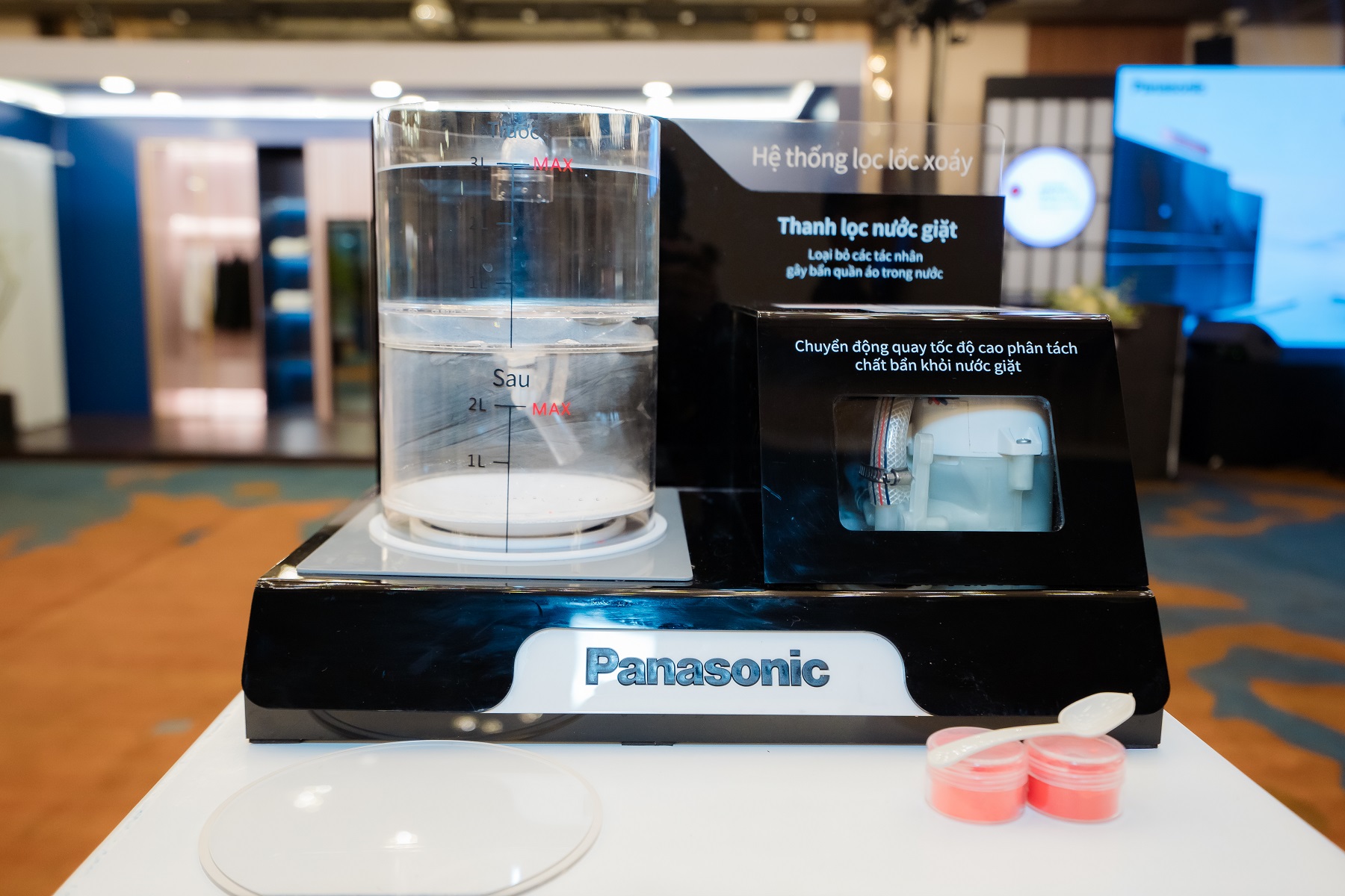 Loạt sản phẩm gia dụng, đặc biệt là tủ lạnh nhiều cánh của Panasonic, gây ấn tượng cho một gian bếp trong mơ - Mo phong cong nghe loc ly tam May giat