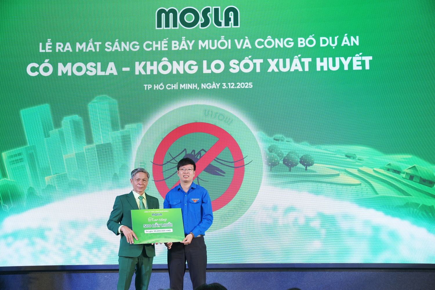 Ra mắt sản phẩm an toàn-Bẫy muỗi Mosla và khởi động chiến dịch phòng chống sốt xuất huyết - Ông Nguyễn Văn Khoẻ trao tặng 500 bẫy muỗi Mosla cho Doàn Phường Xuân Hoà