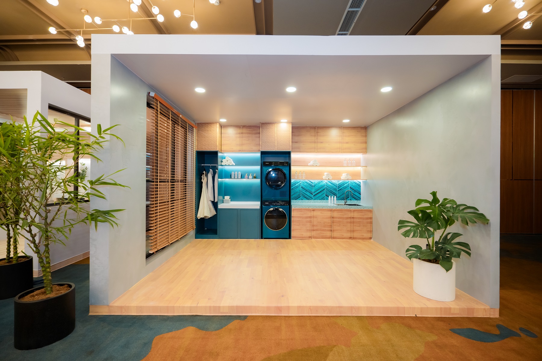 Loạt sản phẩm gia dụng, đặc biệt là tủ lạnh nhiều cánh của Panasonic, gây ấn tượng cho một gian bếp trong mơ - Thap giat say Tailor made