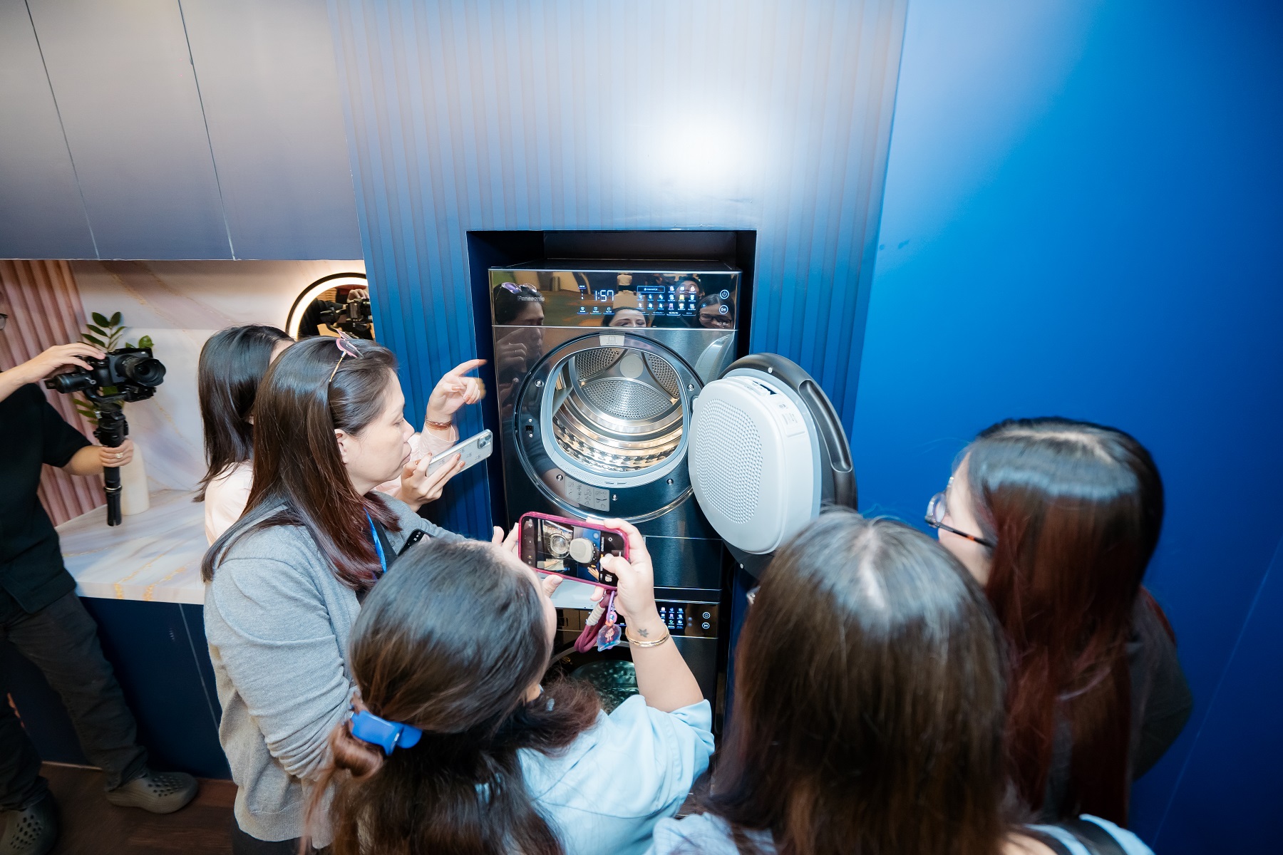 Loạt sản phẩm gia dụng, đặc biệt là tủ lạnh nhiều cánh của Panasonic, gây ấn tượng cho một gian bếp trong mơ - Trai nghiem san pham