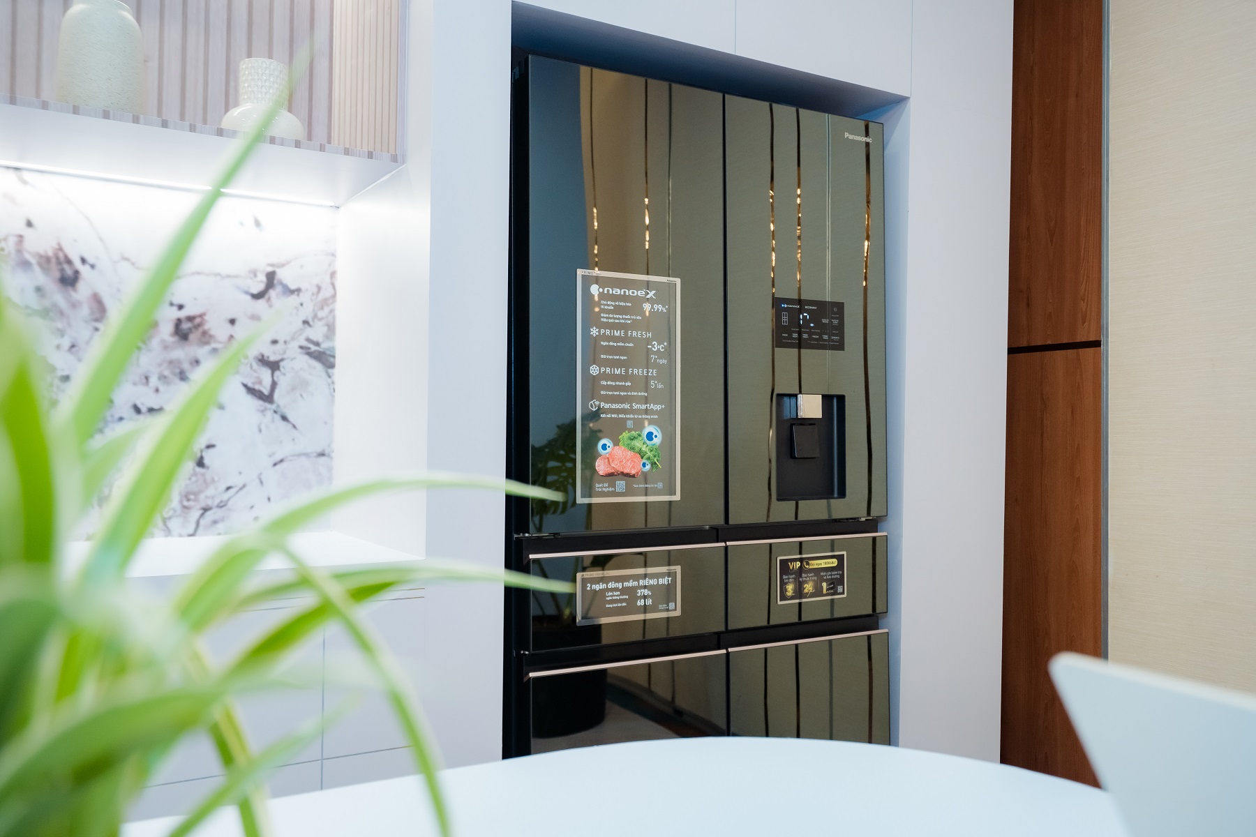 Loạt sản phẩm gia dụng, đặc biệt là tủ lạnh nhiều cánh của Panasonic, gây ấn tượng cho một gian bếp trong mơ - Tu lanh Prime 6 canh