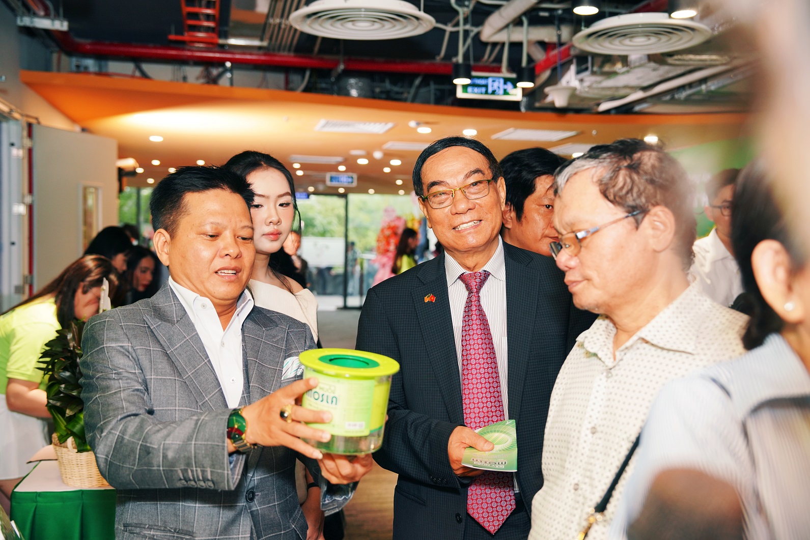 Ra mắt sản phẩm an toàn-Bẫy muỗi Mosla và khởi động chiến dịch phòng chống sốt xuất huyết - Từ phải qua Bác sĩ Trương Hữu Khanh Tiến sĩ Bùi Văn Quyền và ông Mai Dức Hoà dang trao dổi về bẫy muỗi Mosla