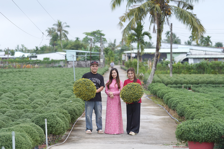 TikTok Shop tiếp sức doanh nghiệp siêu nhỏ, thúc đẩy thương mại Tết qua tôn vinh văn hóa Việt 2 TikTok Shop tiếp sức doanh nghiệp siêu nhỏ, thúc đẩy thương mại Tết qua tôn vinh văn hóa Việt - Vo chong chi Ho Thi Mong Tho dai dien Vua Cay Giong Huyen Linh ngoai cung ben trai va ben phai mot trong nhung tieu thuong tieu bieu trong hanh trinh so hoa nghe hoa kieng tai Vinh Long