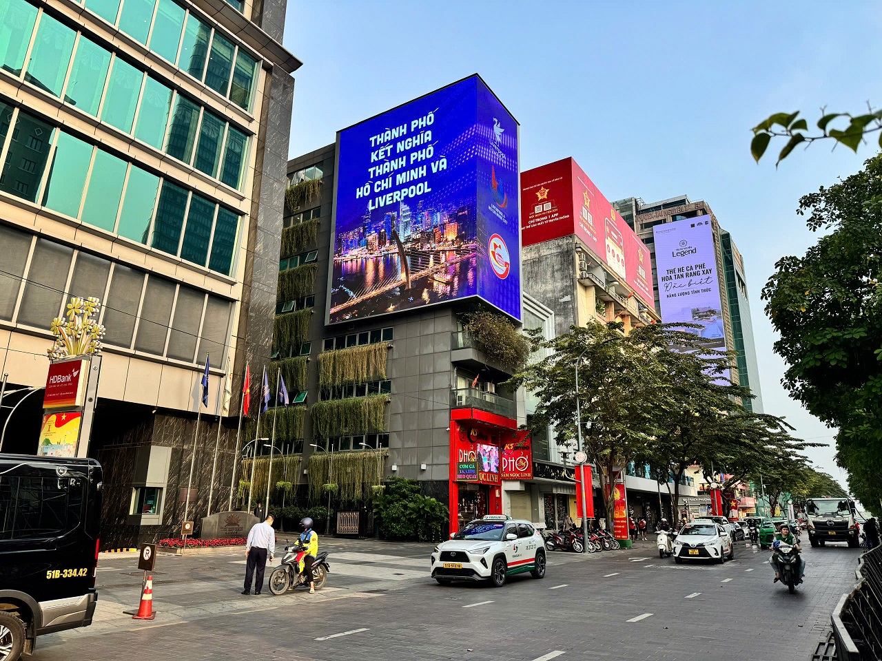 Tòa tháp Saigon Marina IFC và phố Nguyễn Huệ rực sáng mừng quan hệ hợp tác giữa Việt Nam và Vương quốc Anh - z7377439187803 925581e14f2bd3e6c2080cf233836d6b