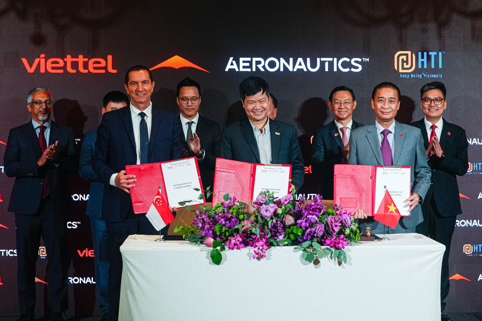 Viettel khai trương văn phòng đại diện tại Singapore - Anh 3 Aeronautics la mot trong chin doi tac Viettel dat thoa thuan ky ket hop tac tai Airshow va le khai truong van phong dai dien tai Singapore 2