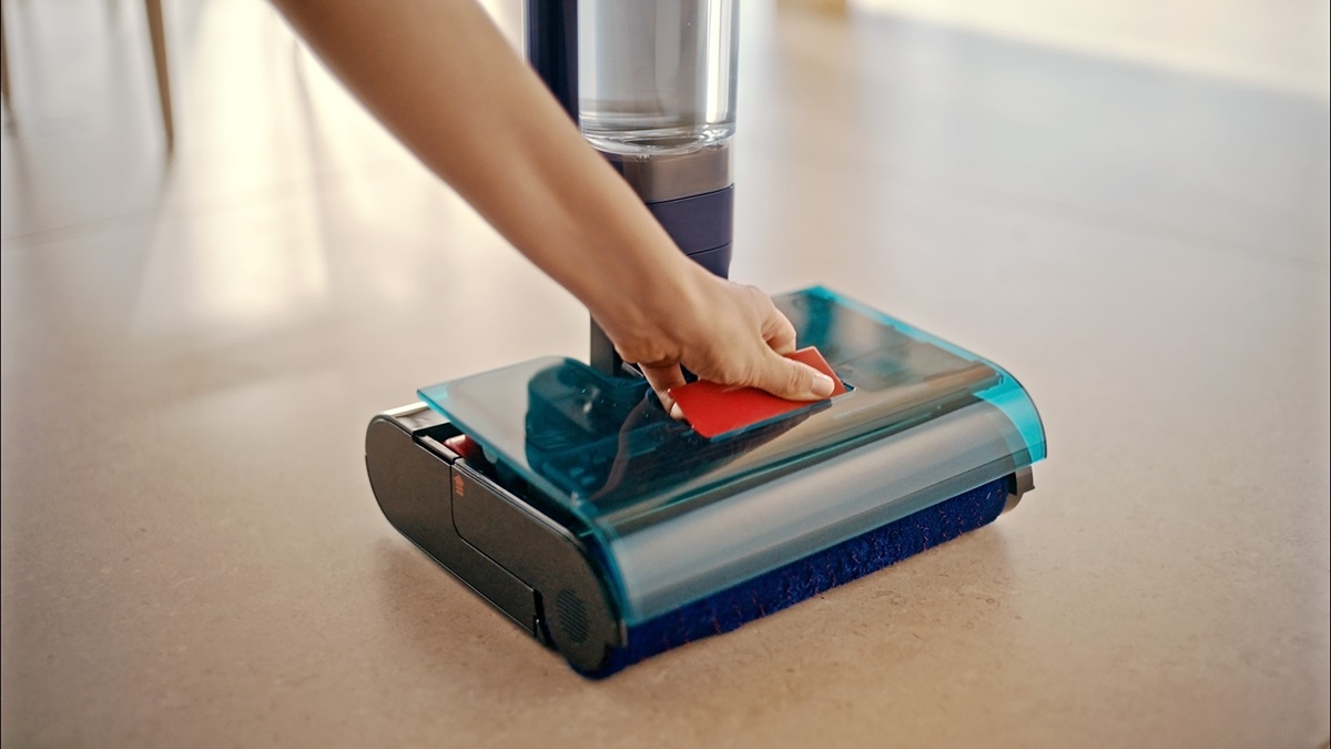 Ra mắt máy lau nhà Dyson Clean+Wash Hygiene, nhẹ, không bộ lọc, không phát sinh mùi hôi - NFGU WR03 A SBCODKBLCHBLKTRTL 032 RGB FilmStill DigitalONLY Hygienic DirtyTank Removal Hand A3 MIX